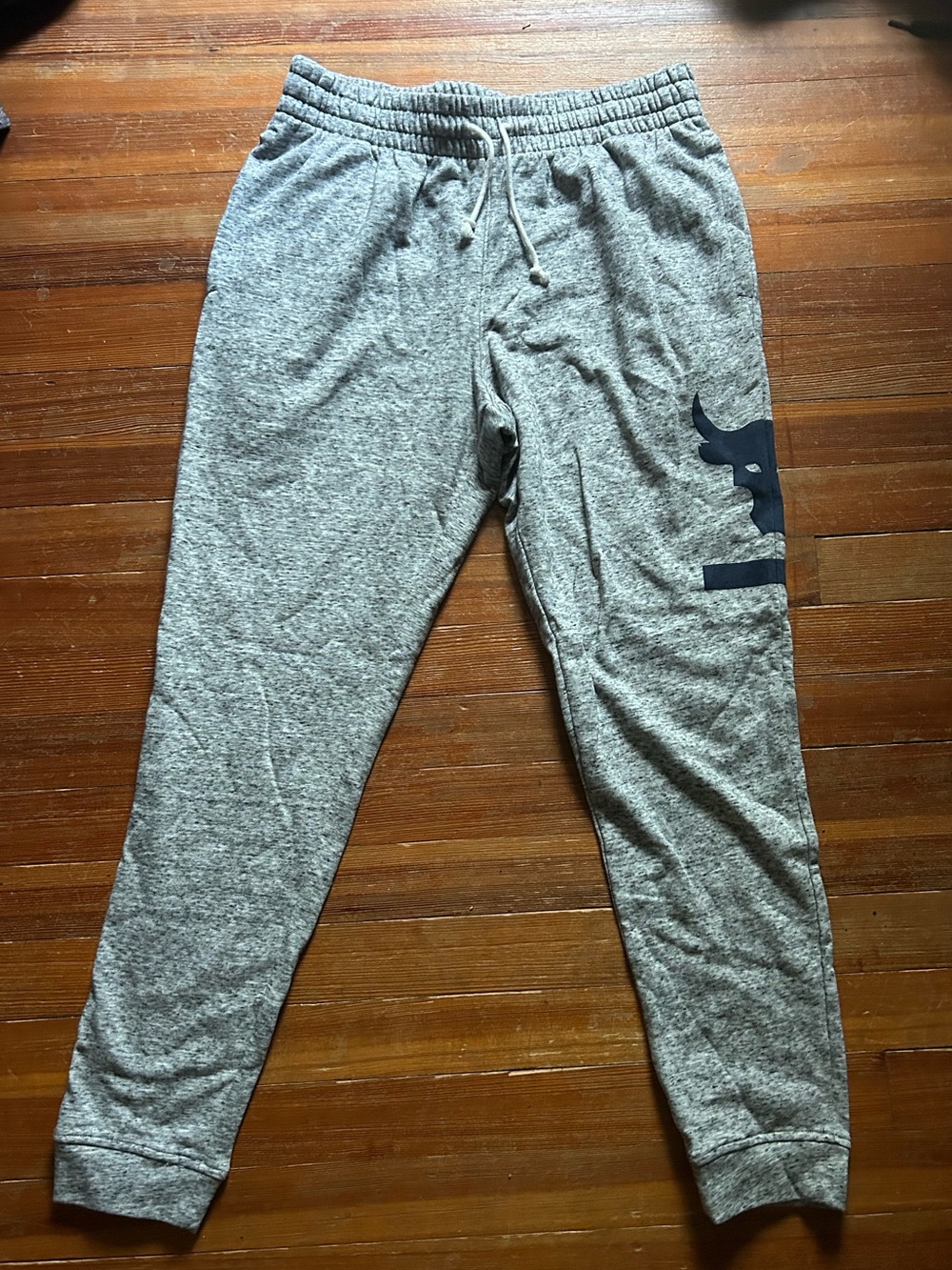 Under Armour Gray men Sweatpants with Navy Bull Logo
SIZE: L
BRAND NEW WITH TAGS
